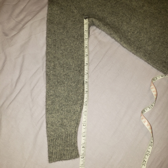 Babaton Luxe Cashmere Crew - Picture 9 of 10